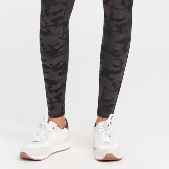 Spanx Faux Leather Camo Leggings In Black With Sheen Contour Stretch Size Medium - Picture 7 of 15